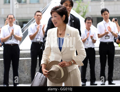 Tokyo, Japon. 2 Août, 2016. Nouveau gouverneur de Tokyo, Yuriko Koike arrive à l'hôtel de ville de Tokyo à Tokyo le Mardi, Août 2, 2016. Koike a été élu à l'élection au poste de gouverneur de Tokyo le 31 juillet comme la première femme gouverneur de Tokyo. © Yoshio Tsunoda/AFLO/Alamy Live News Banque D'Images