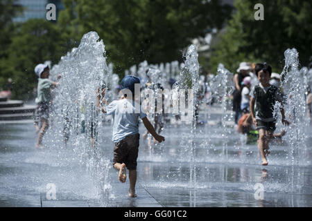 Tokyo, Tokyo, Japon. 2 Août, 2016. Un enfant jouant avec des jets d'eau à la fontaine publique au cours d'une journée d'été à Tokyo. © Alessandro Di Ciommo/ZUMA/Alamy Fil Live News Banque D'Images