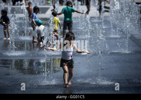 Tokyo, Tokyo, Japon. 2 Août, 2016. Un enfant jouant avec des jets d'eau à la fontaine publique au cours d'une journée d'été à Tokyo. © Alessandro Di Ciommo/ZUMA/Alamy Fil Live News Banque D'Images