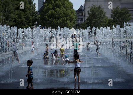 Tokyo, Tokyo, Japon. 2 Août, 2016. Un enfant jouant avec des jets d'eau à la fontaine publique au cours d'une journée d'été à Tokyo. © Alessandro Di Ciommo/ZUMA/Alamy Fil Live News Banque D'Images