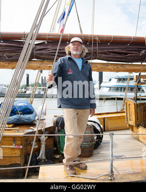 Hambourg, Allemagne. 09Th Aug 2016. Adventurer Arved Fuchs se trouve à bord du navire "Aaen agmar, ' après son retour de l'année, 40 000 km Océan 'Change' expédition dans le port de Hambourg, Allemagne, 02 août 2016. Photo : DANIEL REINHARDT/dpa/Alamy Live News Banque D'Images