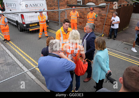 Toby higgins network rail d'être interviewé par les médias à l'effondrement du pont ferroviaire grove road barrow upon soar Banque D'Images