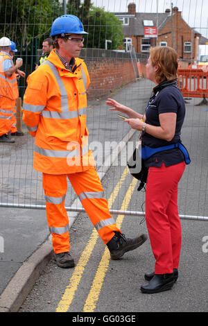 Toby higgins network rail d'être interviewé par Helen mccarthy bbc à l'effondrement du pont ferroviaire grove road barrow upon soar Banque D'Images