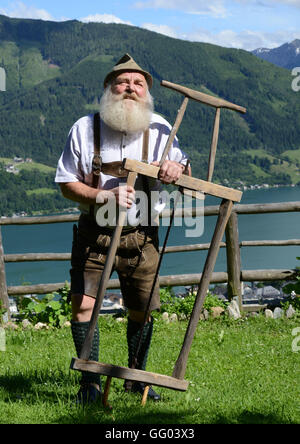 Hotel Gasthof Brüggler Fritz homme barbu en pantalons de cuir et une chemise traditionnelle dans son jardin haut au-dessus de la ville de Zell am See en Autriche le 15 juin 2016. Avec sa barbe Garibaldi il a été vice-Champion d'Europe, Champion du Monde et même barbe Olympia gagnant. Le 06 août 2016, il sera à la 2ème du championnat autrichien internationale des barbus dans le cadre de la 34e fête du village à Dorfgastein. En 2012, il a été attribué pour la plus belle barbe Garibaldi de l'univers. Hotel Gasthof Brüggler Fritz dirige son propre petit musée de couture avec plus de 2500 machines à coudre et de 1000 verres et il prépare sa Banque D'Images