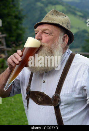 Hotel Gasthof Brüggler Fritz homme barbu en pantalons de cuir et une chemise traditionnelle haut au-dessus de la ville de Zell am See en Autriche le 15 juin 2016. Avec sa barbe Garibaldi il a été vice-Champion d'Europe, Champion du Monde et même barbe Olympia gagnant. Le 06 août 2016, il sera à la 2ème du championnat autrichien internationale des barbus dans le cadre de la 34e fête du village à Dorfgastein. En 2012, il a été attribué pour la plus belle barbe Garibaldi de l'univers. Hotel Gasthof Brüggler Fritz dirige son propre petit musée de couture avec plus de 2500 machines à coudre et de 1000 verres et il brasse sa propre bière, la Banque D'Images