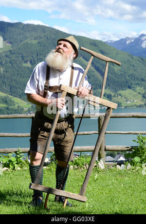 Hotel Gasthof Brüggler Fritz homme barbu en pantalons de cuir et une chemise traditionnelle dans son jardin haut au-dessus de la ville de Zell am See en Autriche le 15 juin 2016. Avec sa barbe Garibaldi il a été vice-Champion d'Europe, Champion du Monde et même barbe Olympia gagnant. Le 06 août 2016, il sera à la 2ème du championnat autrichien internationale des barbus dans le cadre de la 34e fête du village à Dorfgastein. En 2012, il a été attribué pour la plus belle barbe Garibaldi de l'univers. Hotel Gasthof Brüggler Fritz dirige son propre petit musée de couture avec plus de 2500 machines à coudre et de 1000 verres et il prépare sa Banque D'Images