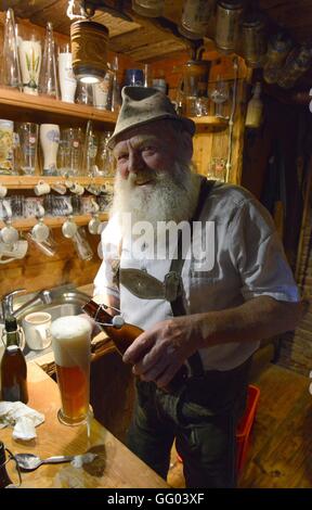 Hotel Gasthof Brüggler Fritz homme barbu en pantalons de cuir et une chemise traditionnelle parmi ses beer mug collection dans la ville de Zell am See en Autriche le 15 juin 2016. Avec sa barbe Garibaldi il a été vice-Champion d'Europe, Champion du Monde et même barbe Olympia gagnant. Le 06 août 2016, il sera à la 2ème du championnat autrichien internationale des barbus dans le cadre de la 34e fête du village à Dorfgastein. En 2012, il a été attribué pour la plus belle barbe Garibaldi de l'univers. Hotel Gasthof Brüggler Fritz dirige son propre petit musée de couture avec plus de 2500 machines à coudre et de 1000 verres et il br Banque D'Images