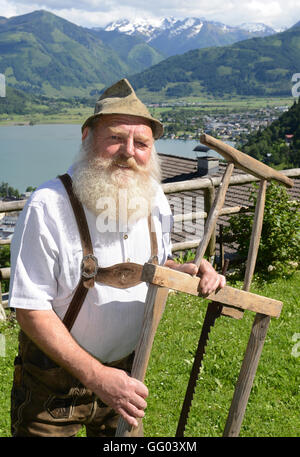 Hotel Gasthof Brüggler Fritz homme barbu en pantalons de cuir et une chemise traditionnelle dans son jardin haut au-dessus de la ville de Zell am See en Autriche le 15 juin 2016. Avec sa barbe Garibaldi il a été vice-Champion d'Europe, Champion du Monde et même barbe Olympia gagnant. Le 06 août 2016, il sera à la 2ème du championnat autrichien internationale des barbus dans le cadre de la 34e fête du village à Dorfgastein. En 2012, il a été attribué pour la plus belle barbe Garibaldi de l'univers. Hotel Gasthof Brüggler Fritz dirige son propre petit musée de couture avec plus de 2500 machines à coudre et de 1000 verres et il prépare sa Banque D'Images