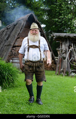 Hotel Gasthof Brüggler Fritz homme barbu en pantalons de cuir et une chemise traditionnelle dans son jardin haut au-dessus de la ville de Zell am See en Autriche le 15 juin 2016. Avec sa barbe Garibaldi il a été vice-Champion d'Europe, Champion du Monde et même barbe Olympia gagnant. Le 06 août 2016, il sera à la 2ème du championnat autrichien internationale des barbus dans le cadre de la 34e fête du village à Dorfgastein. En 2012, il a été attribué pour la plus belle barbe Garibaldi de l'univers. Hotel Gasthof Brüggler Fritz dirige son propre petit musée de couture avec plus de 2500 machines à coudre et de 1000 verres et il prépare sa Banque D'Images