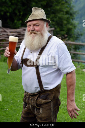 Hotel Gasthof Brüggler Fritz homme barbu en pantalons de cuir et une chemise traditionnelle dans son jardin haut au-dessus de la ville de Zell am See en Autriche le 15 juin 2016. Avec sa barbe Garibaldi il a été vice-Champion d'Europe, Champion du Monde et même barbe Olympia gagnant. Le 06 août 2016, il sera à la 2ème du championnat autrichien internationale des barbus dans le cadre de la 34e fête du village à Dorfgastein. En 2012, il a été attribué pour la plus belle barbe Garibaldi de l'univers. Hotel Gasthof Brüggler Fritz dirige son propre petit musée de couture avec plus de 2500 machines à coudre et de 1000 verres et il prépare sa Banque D'Images