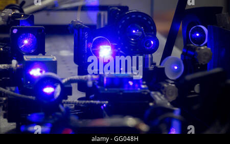 Braunschweig, Allemagne. 30 mai, 2016. Laser bleu lumière brille dans une partie d'une horloge optique dans un laboratoire du Physikalisch-Technische Bundesanstalt (PTB) à Braunschweig, Allemagne, 30 mai 2016. Les scientifiques ont montré que l'PTB horloges optiques conviennent de participer à la réalisation de l'échelle de temps. Un jour horloges optiques pourraient remplacer des horloges atomiques au césium. Photo : Julian Stratenschulte/dpa/Alamy Live News Banque D'Images