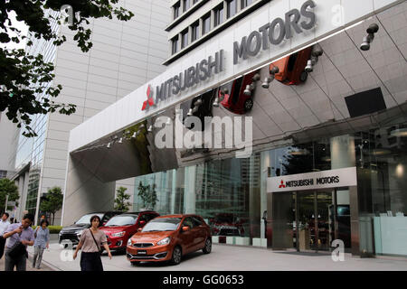 Tokyo, Japon. 2 Août, 2016. Les véhicules de trouble du Japon Mitsubishi Motors (MMC) sont affichés dans la console MMC showroom à Tokyo le Mardi, Août 2, 2016. L'enquête de MMC, l'équipe formée par des avocats et experts en automobile, a annoncé le rapport sur le rendement du carburant de fausses données. Credit : Yoshio Tsunoda/AFLO/Alamy Live News Banque D'Images