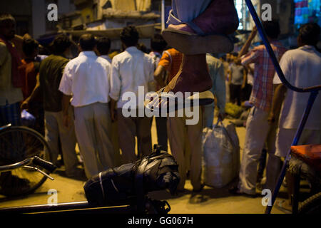 New Delhi, Inde. 9 mai, 2013. L'image de fichier - Les pieds d'un conducteur de pousse-pousse cycle accrochés dans les rues de New Delhi, Inde. © Jordi Boixareu/ZUMA/Alamy Fil Live News Banque D'Images