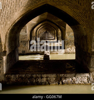 Isfahan, Iran. 24 mai, 2013. L'image de fichier - Archs sous le Si-O-seh pol bridge à Isfahan, Iran. © Jordi Boixareu/ZUMA/Alamy Fil Live News Banque D'Images