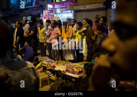 New Delhi, Inde. 9 mai, 2013. Image - Fichier Personnes envisage un spectacle de rue à New Delhi, en Inde. © Jordi Boixareu/ZUMA/Alamy Fil Live News Banque D'Images