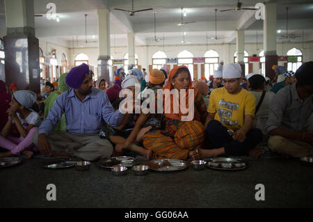 Amritsar, Punjab, en Inde. 12 mai, 2013. L'image de fichier - famille Sikh prêt à manger à la cantine du Temple d'or à Amritsar, Inde. Le Temple d'or, également connu sous le nom de Harmandir Sahib est la principale destination de pèlerinage pour les Sikhs. © Jordi Boixareu/ZUMA/Alamy Fil Live News Banque D'Images