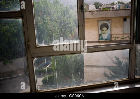 Sanandaj, Kurdistan iranien, l'Iran. 29 mai, 2013. L'image de fichier - l'image du chef de la révolution iranienne, l'Imam Khomeiny sur le mur d'un bâtiment à Sanandaj, dans la capitale de la province du Kurdistan iranien. © Jordi Boixareu/ZUMA/Alamy Fil Live News Banque D'Images