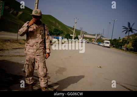 D'orumieh, Province de l'Ouest, l'Iran. 31 mai, 2013. L'image de fichier - un militaire monte la garde à quelques mètres de la borne frontière Sero communique avec le Kurdistan turc dans d'Orumieh, Iran. © Jordi Boixareu/ZUMA/Alamy Fil Live News Banque D'Images