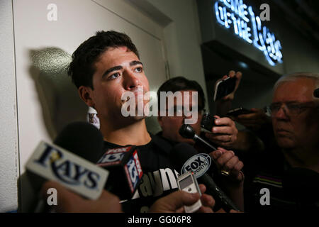 Saint Petersburg, Florida, USA. 1er août 2016. Vous VRAGOVIC | fois.ex-Rays de Tampa Bay le lanceur partant Matt Moore (55) Entretiens avec des journalistes après avoir été échangé aux Giants de San Francisco au Tropicana Field à Saint-Pétersbourg, en Floride, le lundi, Août 1, 2016. © Vous Vragovic/Tampa Bay Times/ZUMA/Alamy Fil Live News Banque D'Images