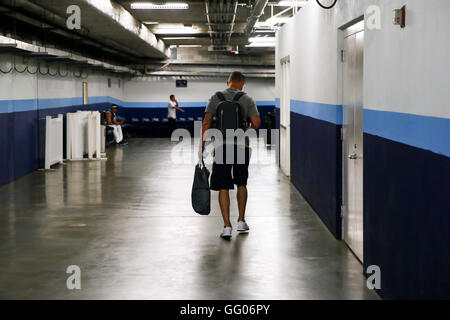 Saint Petersburg, Florida, USA. 1er août 2016. Vous VRAGOVIC | fois.ex le voltigeur des Rays de Tampa Bay Brandon Guyer (5) laisse Tropicana Field après avoir été échangé aux Indians de Cleveland le lundi, Août 1, 2016. © Vous Vragovic/Tampa Bay Times/ZUMA/Alamy Fil Live News Banque D'Images