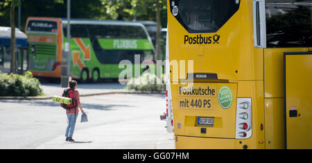 Hambourg, Allemagne. 09Th Aug 2016. Un FlixBus carpostal et une dans l'arrière-plan peut être vu à la gare routière centrale de Hambourg, Allemagne, 02 août 2016. Le leader du marché est FlixBus l'avancement de son expansion avec l'acquisition de la Deutsche Post service de bus. Photo : DANIEL REINHARDT/dpa/Alamy Live News Banque D'Images