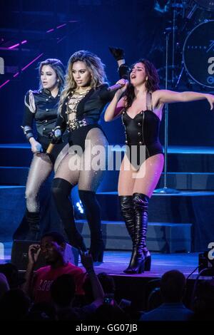 Brooklyn, NY, USA. 2 Août, 2016. Ally Brooke, Dinah Jane Hansen, Lauren Jauregui, cinquième harmonie sur scène pour cinquième harmonie : le 7/27 à la visite de Brooklyn, Ford Amphitheatre à Boardwalk Coney Island, Brooklyn, NY, le 2 août 2016. Crédit : Steven Ferdman/Everett Collection/Alamy Live News Banque D'Images