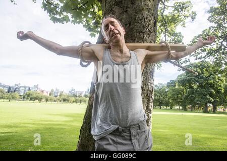 Edinburgh, Ecosse, Royaume-Uni. 3 Août, 2016. Michael Mears recrée une crucifixion qui aurait été la peine capitale pour les objecteurs de conscience PENDANT LA SECONDE GUERRE MONDIALE1. Son spectacle ce mal, c'est une partie de l'Edinburgh Fringe Festival Crédit : Richard Dyson/Alamy Live News Banque D'Images