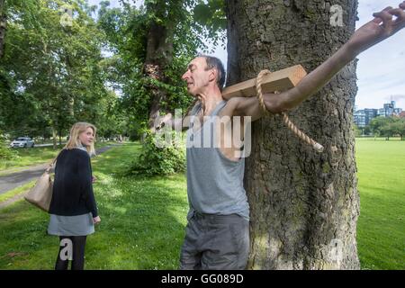 Edinburgh, Ecosse, Royaume-Uni. 3 Août, 2016. Michael Mears recrée une crucifixion qui aurait été la peine capitale pour les objecteurs de conscience PENDANT LA SECONDE GUERRE MONDIALE1. Son spectacle ce mal, c'est une partie de l'Edinburgh Fringe Festival Crédit : Richard Dyson/Alamy Live News Banque D'Images