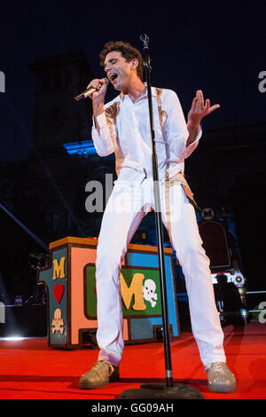 Cernobbio, Italie. 02 août 2016. Le British-Lebanese popstar MIKA réalise en live sur la scène de la Villa Erba dans la dernière date de sa tournée européenne 2016 Credit : Rodolfo Sassano/Alamy Live News Banque D'Images