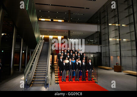 Tokyo, Japon. 3e août 2016. Le Premier ministre japonais Shinzo Abe (C, à l'avant) et les ministres du cabinet posent lors d'une séance de photos à Abe's résidence officielle à Tokyo, capitale du Japon, le 3 août 2016. Le Premier ministre japonais Shinzo Abe, à un remaniement ministériel le mercredi, conservé près de la moitié de ses ministres à leur poste actuel bien que controversé Tomomi Inada, nommé l'ancien chef du parti au pouvoir, le Parti libéral-démocrate en matière de recherche, de faire sur le portefeuille de ministre de la défense, remplaçant Gen Nakatani. Credit : Ma Ping/Xinhua/Alamy Live News Banque D'Images