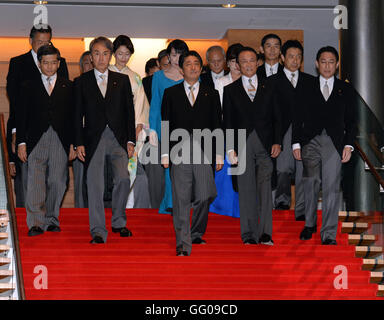 Tokyo, Japon. 3e août 2016. Le Premier ministre japonais Shinzo Abe (C, à l'avant) et les ministres du cabinet se préparent à poser pour une séance photos à Abe's résidence officielle à Tokyo, capitale du Japon, le 3 août 2016. Le Premier ministre japonais Shinzo Abe, à un remaniement ministériel le mercredi, conservé près de la moitié de ses ministres à leur poste actuel bien que controversé Tomomi Inada, nommé l'ancien chef du parti au pouvoir, le Parti libéral-démocrate en matière de recherche, de faire sur le portefeuille de ministre de la défense, remplaçant Gen Nakatani. Credit : Ma Ping/Xinhua/Alamy Live News Banque D'Images