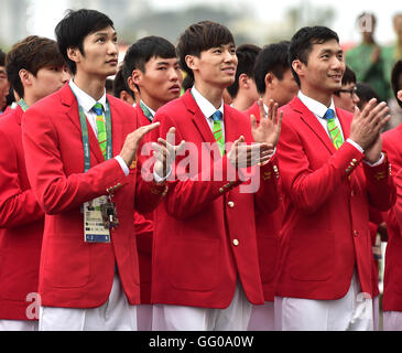 (160803) -- RIO DE JANEIRO, 3 août 2016 (Xinhua) -- Les membres de la délégation chinoise aux Jeux Olympiques de Rio de 2016 participer la cérémonie de lever du drapeau au Village Olympique de Rio de Janeiro, Brésil, le 3 août 2016. (Xinhua/Yue Yuewei) Banque D'Images