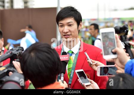 (160803) -- RIO DE JANEIRO, 3 août 2016 (Xinhua) -- Lei Sheng de la délégation chinoise reçoit une interview avant la cérémonie de lever du drapeau au Village Olympique de Rio de Janeiro, Brésil, le 3 août 2016. (Xinhua/Yue Yuewei) Banque D'Images