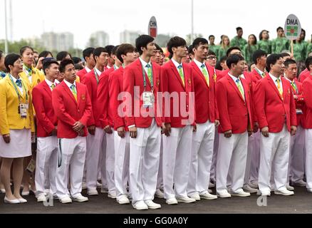 (160803) -- RIO DE JANEIRO, 3 août 2016 (Xinhua) -- Les membres de la délégation chinoise aux Jeux Olympiques de Rio de 2016 participer la cérémonie de lever du drapeau au Village Olympique de Rio de Janeiro, Brésil, le 3 août 2016. (Xinhua/Yue Yuewei) Banque D'Images