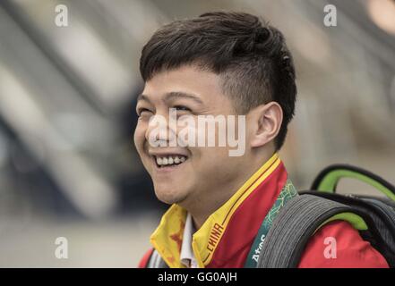 (160803) -- RIO DE JANEIRO, 3 août 2016 (Xinhua) -- l'haltérophile chinois Long qingquan réagit après son arrivée à l'aéroport international de Rio de Janeiro, Brésil, le 3 août 2016. (Xinhua/Lui Siu Wai) Banque D'Images