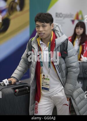 (160803) -- RIO DE JANEIRO, 3 août 2016 (Xinhua) -- l'haltérophile chinois Chen Lijun arrive à l'aéroport international de Rio de Janeiro, Brésil, le 3 août 2016. (Xinhua/Lui Siu Wai) Banque D'Images