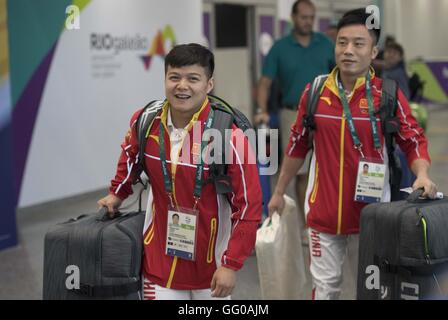 (160803) -- RIO DE JANEIRO, 3 août 2016 (Xinhua) -- l'haltérophile chinois Long qingquan (L) arrive à l'aéroport international de Rio de Janeiro, Brésil, le 3 août 2016. (Xinhua/Lui Siu Wai) Banque D'Images