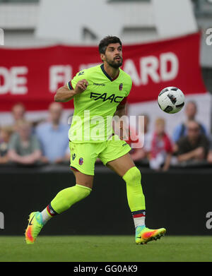 Kitzbuehel, Autriche. 2 Août, 2016. Bologna's Luca Rossettini en action lors d'un test match entre 1. FC Cologne et FC Bologne au camp d'entraînement à Langau Stadion à Kitzbuehel, Autriche, 2 août 2016. PHOOTO : INA FASSBENDER/dpa/Alamy Live News Banque D'Images