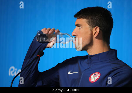 Rio de Janeiro, Brésil. 3e août 2016. Michael Phelps (USA) boissons au cours de la conférence de presse de l'équipe de natation des États-Unis au Centre Principal de Presse (CPP) à l'Olympic Park Barra avant les Jeux Olympiques de Rio 2016 à Rio de Janeiro, Brésil, 3 août 2016. Les Jeux Olympiques de Rio 2016 se tiendra du 05 au 21 août. Photo : Michael Kappeler/dpa/Alamy Live News Banque D'Images