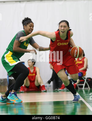 (160803) -- RIO DE JANEIRO, 3 août 2016 (Xinhua) -- Chen Nan (R) de la Chine entraîne la balle lors d'un match d'entraînement contre le Brésil au parc sportif à Rio de Janeiro, Brésil, le 3 août 2016. Le Brésil a remporté 73-66. (Xinhua/Meng Yongmin) Banque D'Images