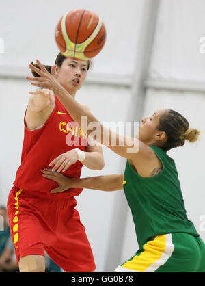 (160803) -- RIO DE JANEIRO, 3 août 2016 (Xinhua) -- 820 Wen Chen (L) de la Chine passe le ballon lors d'un match d'entraînement contre le Brésil au parc sportif à Rio de Janeiro, Brésil, le 3 août 2016. Le Brésil a remporté 73-66. (Xinhua/Meng Yongmin) Banque D'Images