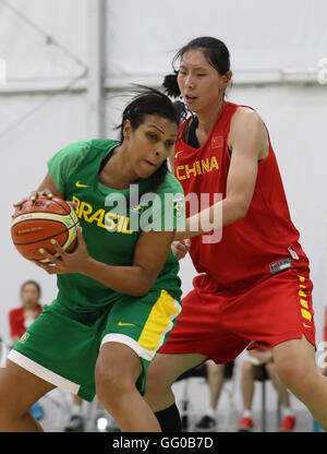 (160803) -- RIO DE JANEIRO, 3 août 2016 (Xinhua) -- Chen Nan (R) de la Chine défend au cours d'un match contre le Brésil lors de la formation le parc sportif à Rio de Janeiro, Brésil, le 3 août 2016. Le Brésil a remporté 73-66. (Xinhua/Meng Yongmin) Banque D'Images