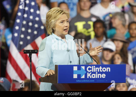 Miami, Floride, USA. 23 juillet, 2016. Hillary Clinton, de présomption de 2016, candidat démocrate à la présidence parle pendant un événement de campagne à Miami, Floride, États-Unis, le samedi, 23 juillet, 2016. Nommé sénateur Clinton Virginie Tim Kaine comme son colistier à la vice-présidence pour la présidentielle, un large choix prévus qui pourraient en dire plus sur la façon dont elle veut gouverner. © 2016 Patrick T. Fallon © Patrick Fallon/ZUMA/Alamy Fil Live News Banque D'Images