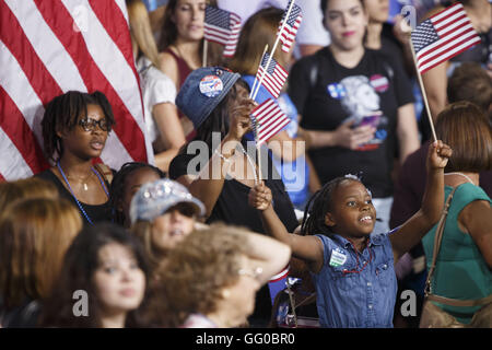 Miami, Floride, USA. 23 juillet, 2016. Encourager les participants avant le début d'un événement de campagne avec Hillary Clinton, de présomption de 2016 candidats démocrates à la présidence, non représenté, à Miami, Floride, États-Unis, le samedi, 23 juillet, 2016. Clinton a annoncé le sénateur de Virginie Tim Kaine comme son vice-présidence pick, comme elle cherche à récupérer l'attention des électeurs en avant de la DNC. © 2016 Patrick T. Fallon © Patrick Fallon/ZUMA/Alamy Fil Live News Banque D'Images