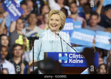 Miami, Floride, USA. 23 juillet, 2016. Hillary Clinton, de présomption de 2016, candidat démocrate à la présidence parle pendant un événement de campagne à Miami, Floride, États-Unis, le samedi, 23 juillet, 2016. Nommé sénateur Clinton Virginie Tim Kaine comme son colistier à la vice-présidence pour la présidentielle, un large choix prévus qui pourraient en dire plus sur la façon dont elle veut gouverner. © 2016 Patrick T. Fallon © Patrick Fallon/ZUMA/Alamy Fil Live News Banque D'Images