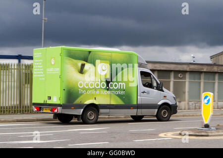 Supermarché Ocado magasin livraison véhicules, Liverpool, Merseyside, Royaume-Uni Banque D'Images