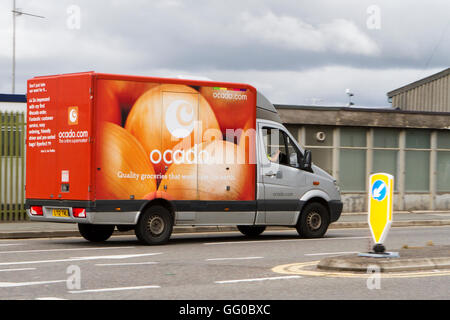 Supermarché Ocado magasin livraison véhicules, Liverpool, Merseyside, Royaume-Uni Banque D'Images