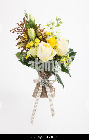 Bouquet de fleurs de l'Australie, de feuilles et de fougères, fond blanc, à la verticale. Banque D'Images