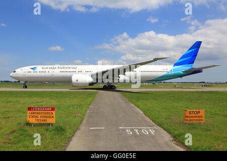 SCHIPHOL, AMSTERDAM, Pays-Bas - Mai 1, 2016 : Boeing 777 de la compagnie aérienne Garuda atterrissage à l'international de Schiphol airp Banque D'Images