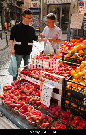 Client / shopper avec marché de rue italien avec son vendeur de fruits et légumes frais, stalle, Naples, Italie Banque D'Images